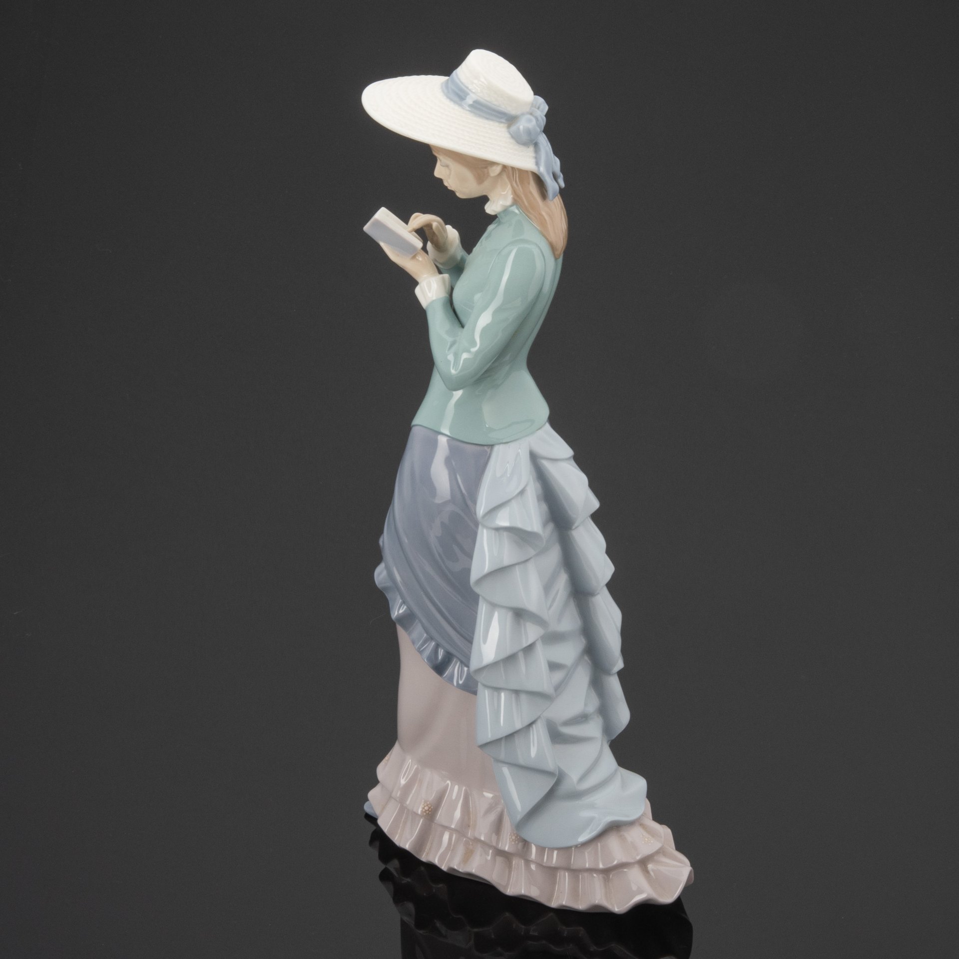 Статуэтка "Девушка с книгой", фарфор, Lladro, Испания, 1974-1977 гг., Lladro