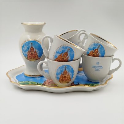Набор чайный "Знаменский кафедральный собор, г. Кемерово" (поднос, 6 чашек и ваза), фирма "Скудельник", фарфор, печать, золочение, Российская Федерация, 2000-2025 гг.