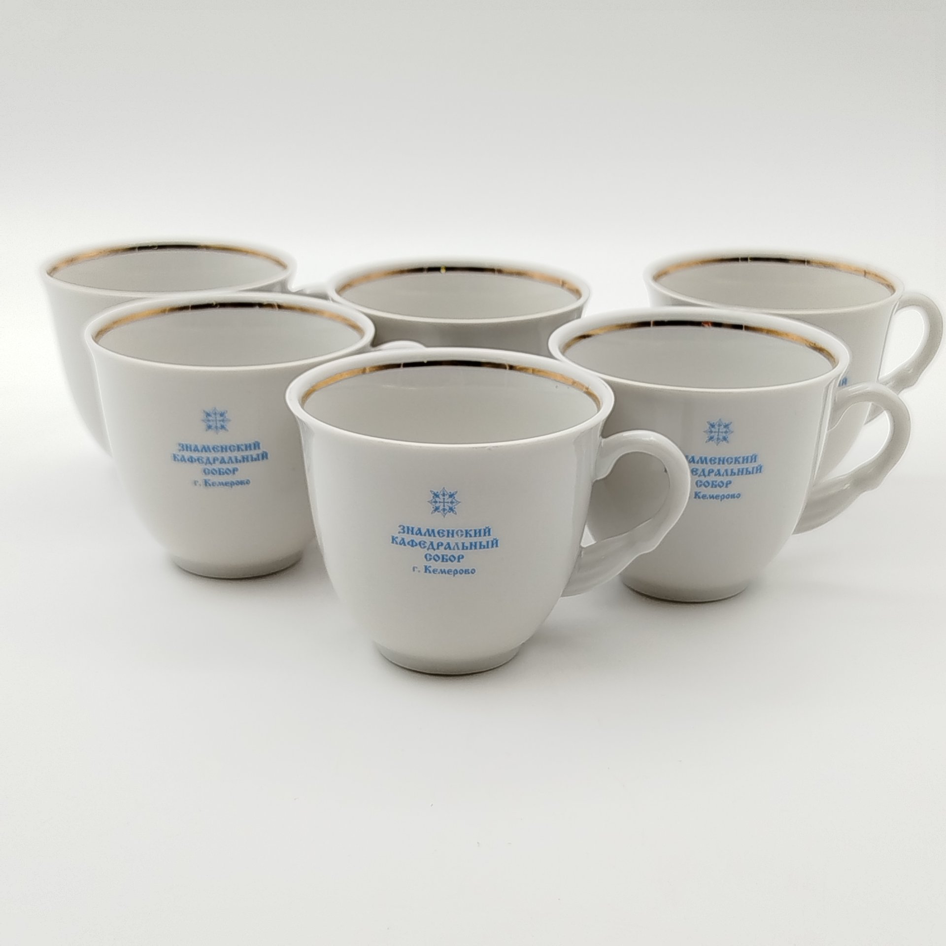 Набор чайный "Знаменский кафедральный собор, г. Кемерово" (поднос, 6 чашек и ваза), фирма "Скудельник", фарфор, печать, золочение, Российская Федерация, 2000-2025 гг.