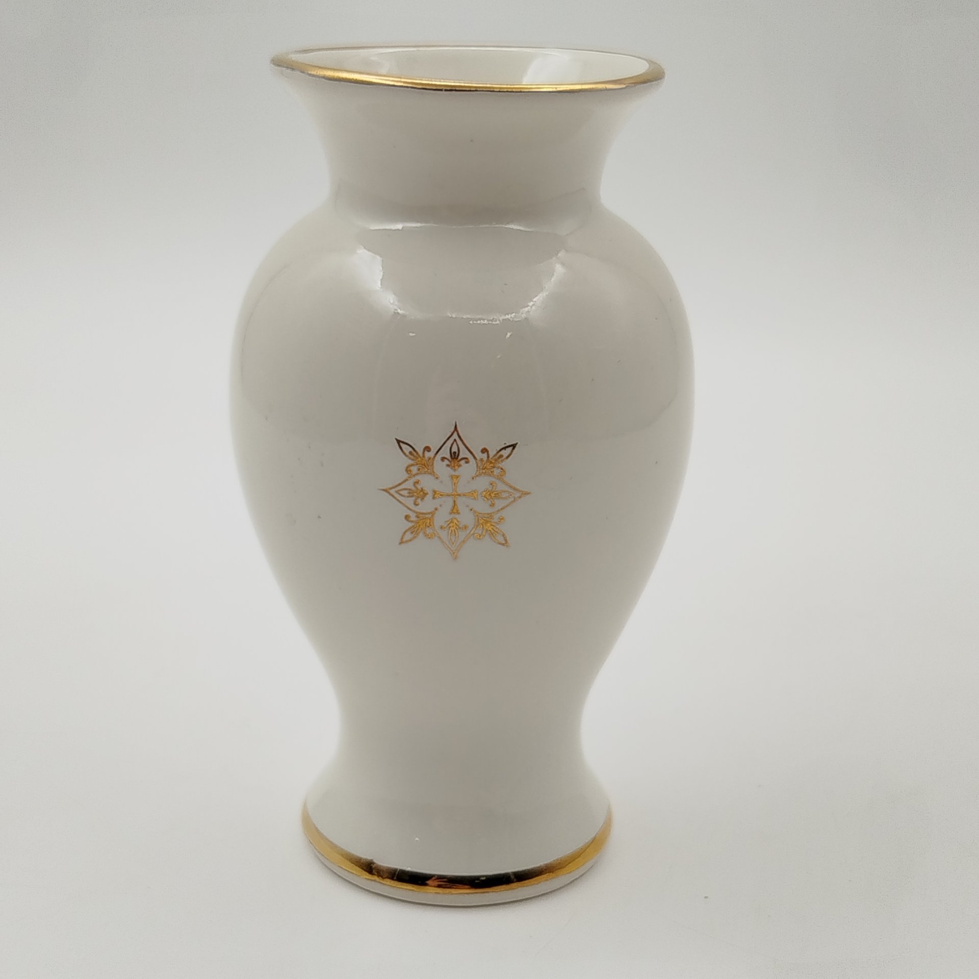 Набор чайный "Знаменский кафедральный собор, г. Кемерово" (поднос, 6 чашек и ваза), фирма "Скудельник", фарфор, печать, золочение, Российская Федерация, 2000-2025 гг.