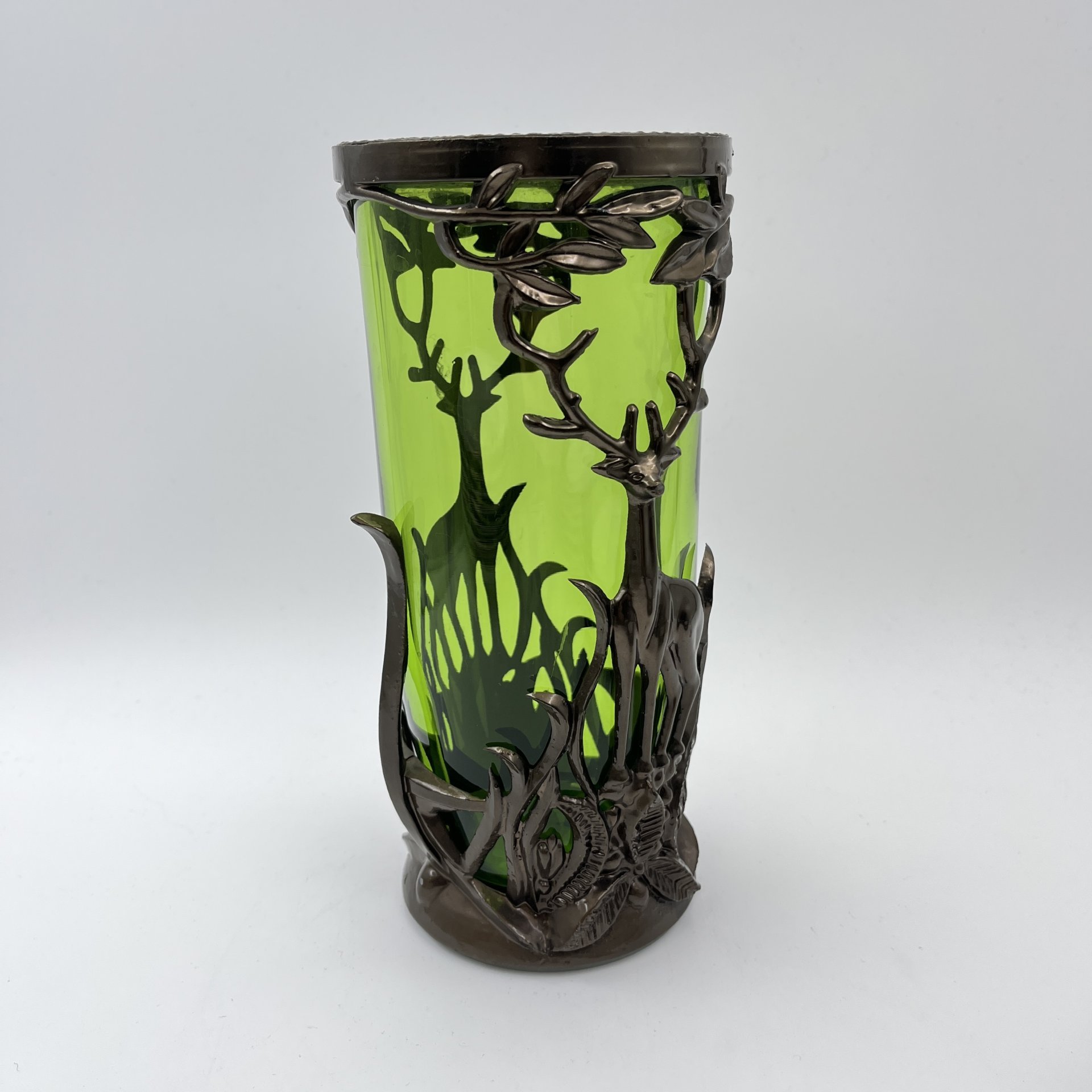 Ваза зеленого оттенка в оплетке с изображением оленя, цветное стекло, металл, пластик, СССР, 1970-1990 гг.
