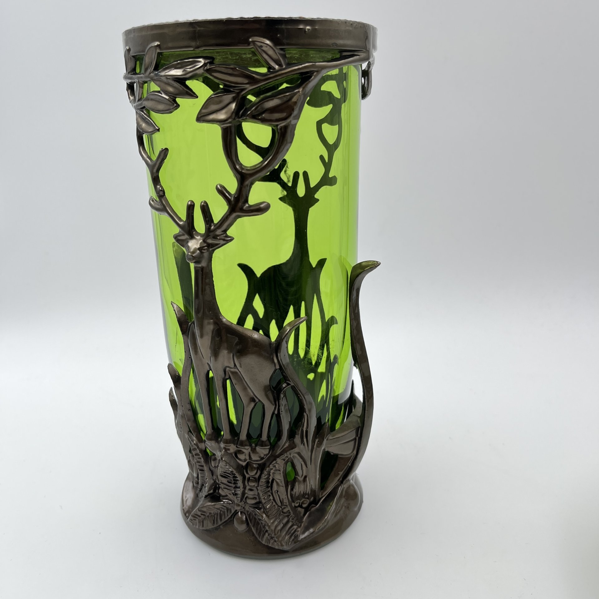 Ваза зеленого оттенка в оплетке с изображением оленя, цветное стекло, металл, пластик, СССР, 1970-1990 гг.