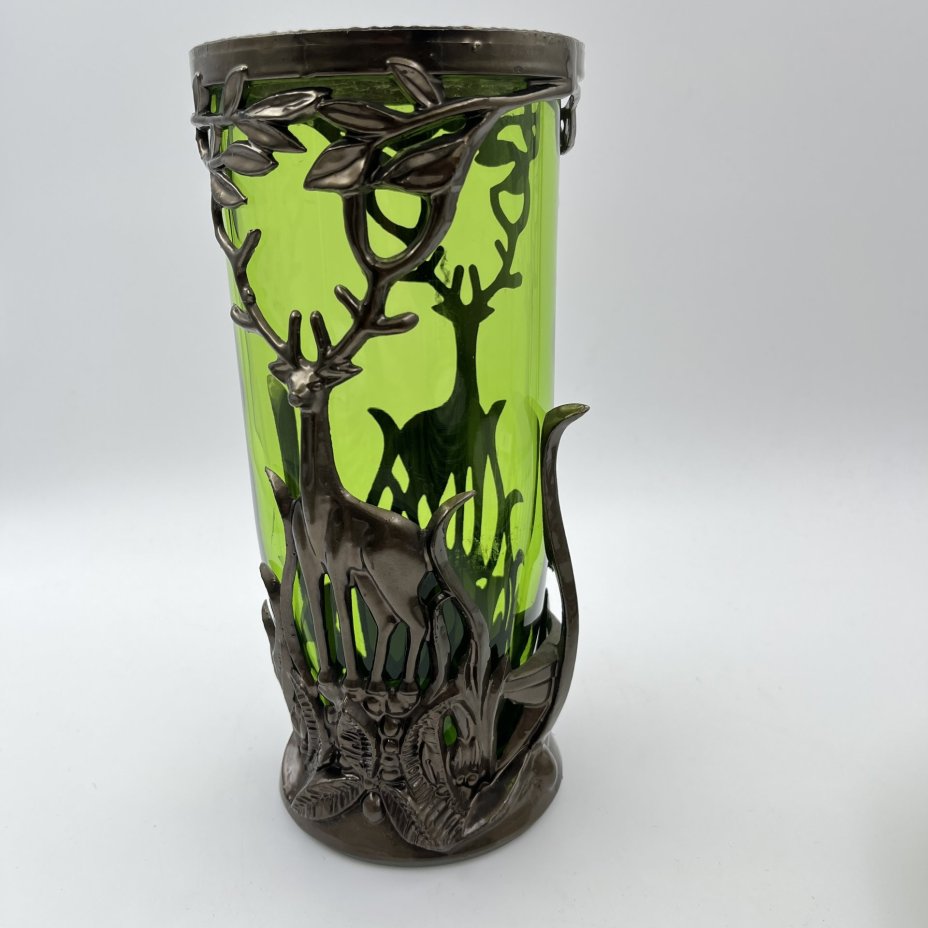 Ваза зеленого оттенка в оплетке с изображением оленя, цветное стекло, металл, пластик, СССР, 1970-1990 гг.