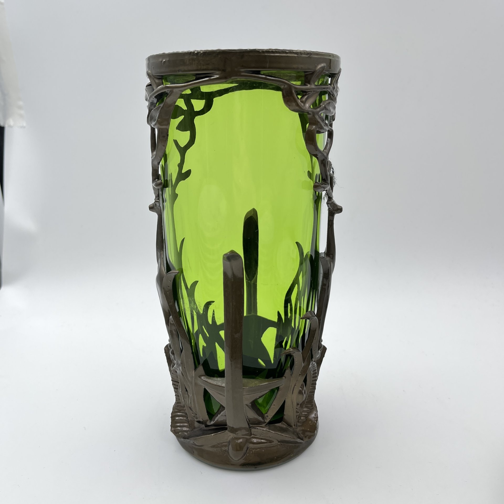 Ваза зеленого оттенка в оплетке с изображением оленя, цветное стекло, металл, пластик, СССР, 1970-1990 гг.
