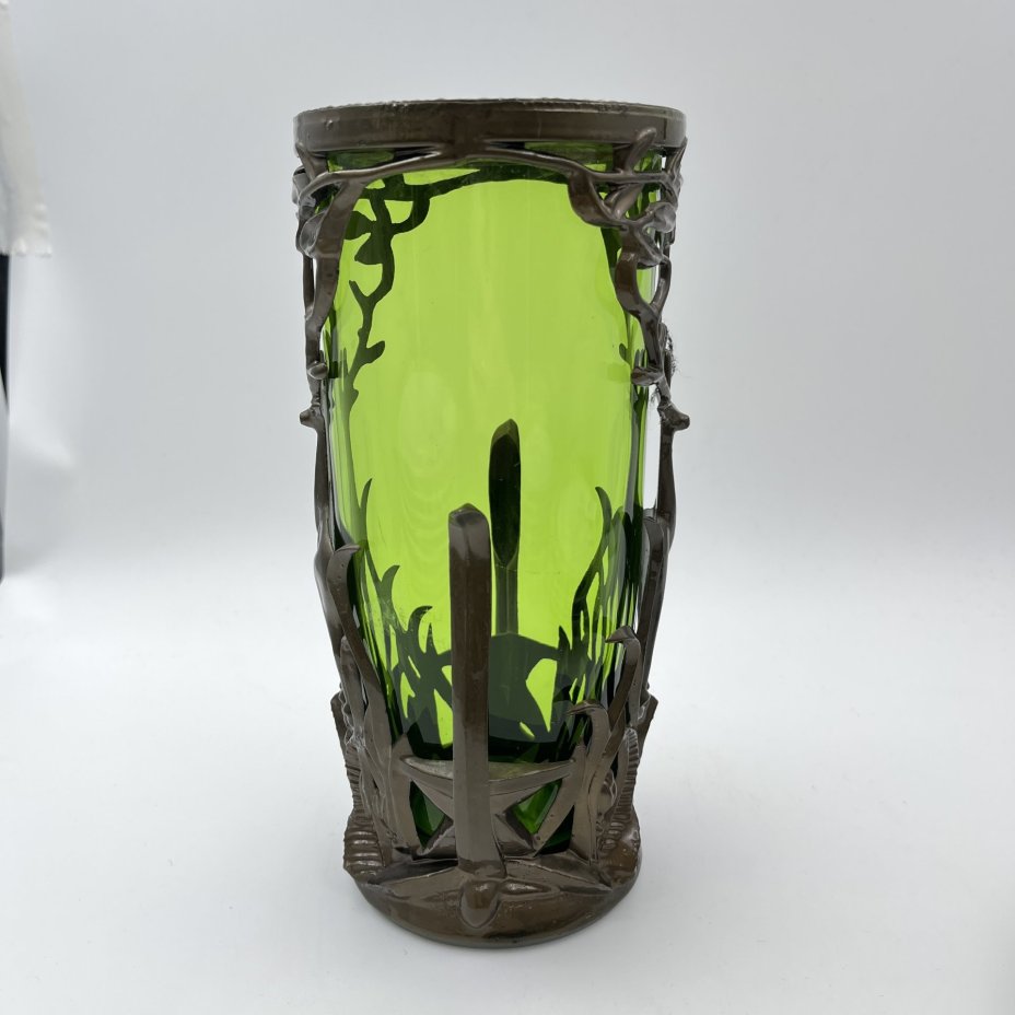 Ваза зеленого оттенка в оплетке с изображением оленя, цветное стекло, металл, пластик, СССР, 1970-1990 гг.