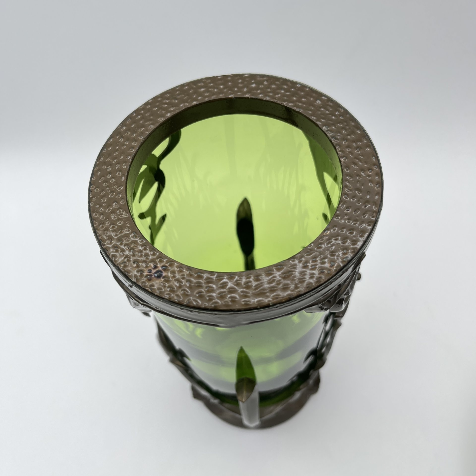 Ваза зеленого оттенка в оплетке с изображением оленя, цветное стекло, металл, пластик, СССР, 1970-1990 гг.