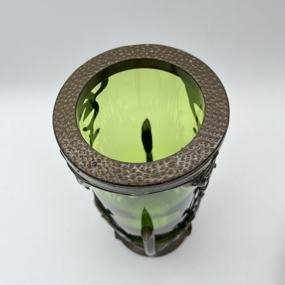 Ваза зеленого оттенка в оплетке с изображением оленя, цветное стекло, металл, пластик, СССР, 1970-1990 гг.