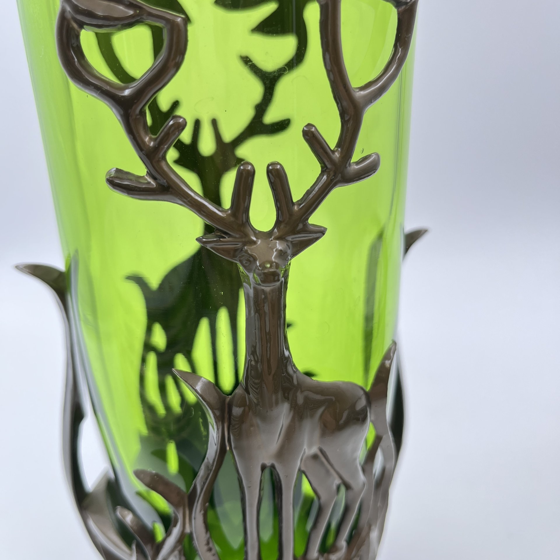 Ваза зеленого оттенка в оплетке с изображением оленя, цветное стекло, металл, пластик, СССР, 1970-1990 гг.