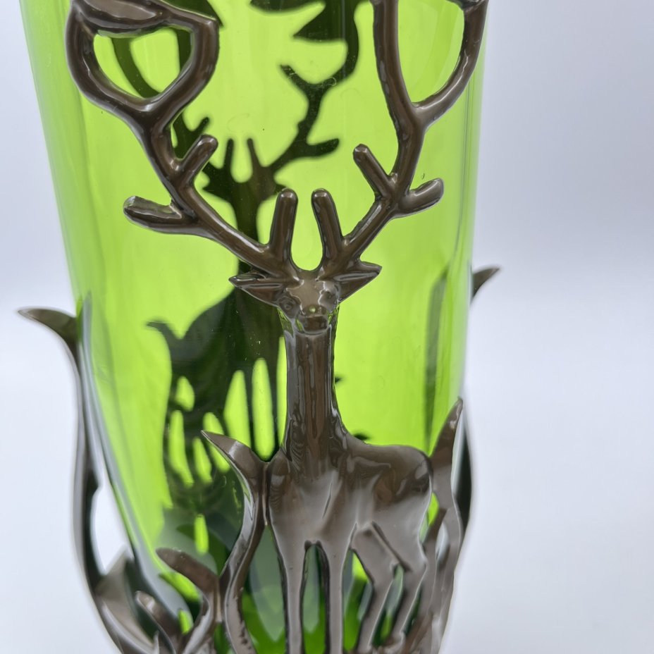 Ваза зеленого оттенка в оплетке с изображением оленя, цветное стекло, металл, пластик, СССР, 1970-1990 гг.