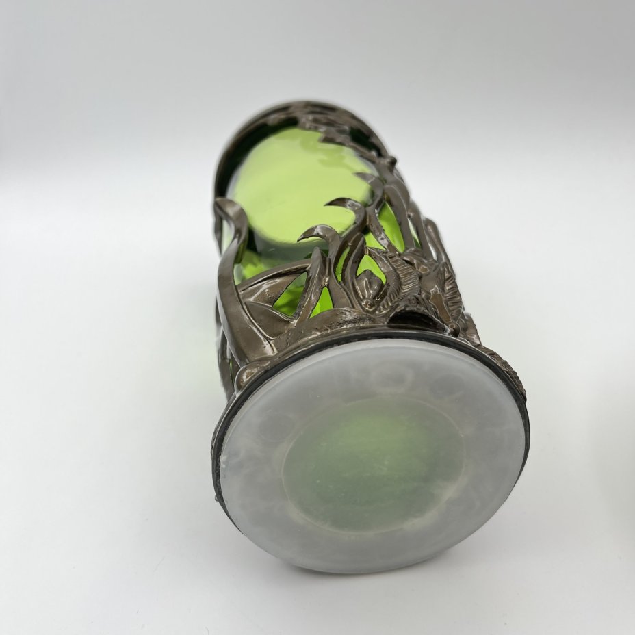 Ваза зеленого оттенка в оплетке с изображением оленя, цветное стекло, металл, пластик, СССР, 1970-1990 гг.