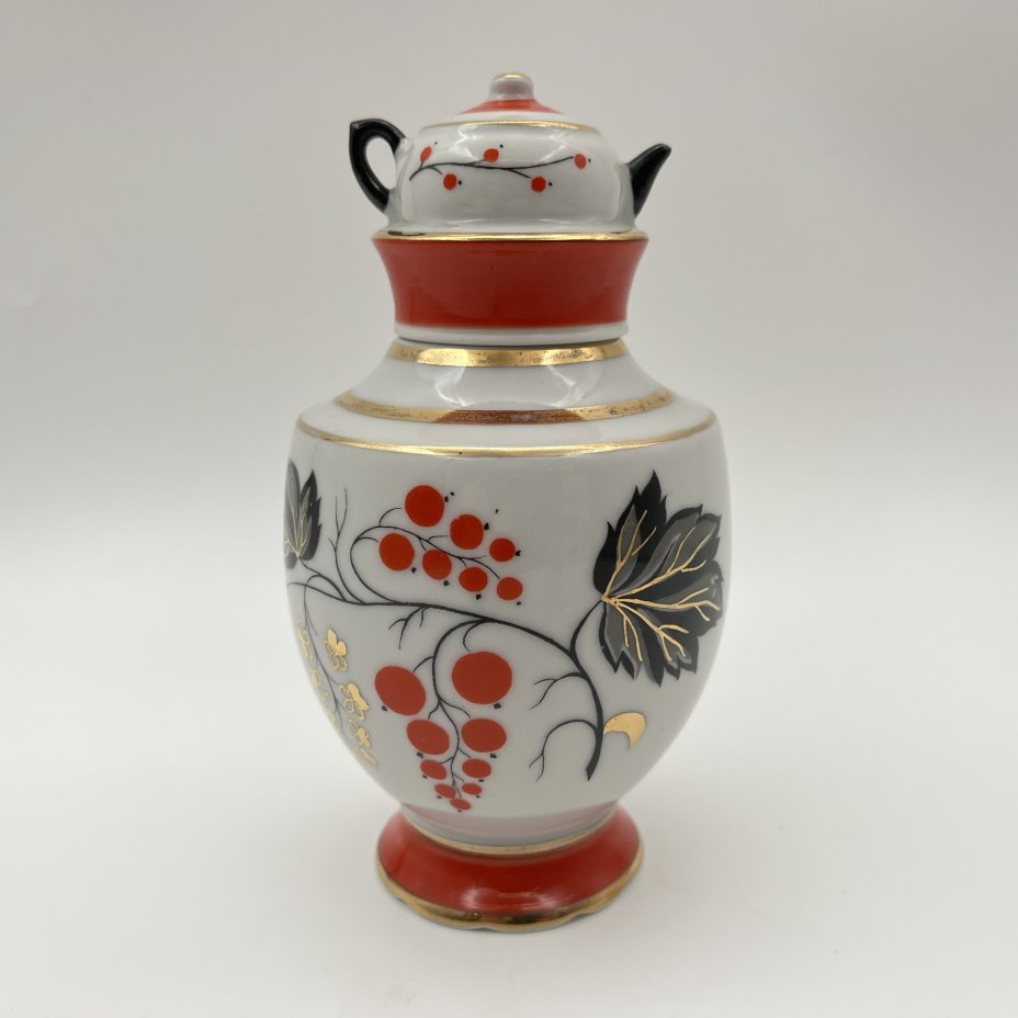 Чайница "Красная смородина", автор формы Э.М. Криммер, автор рисунка Л.В. Щекатихина-Потоцкая, фарфор, роспись, золочение, Ленинградский фарфоровый завод (ЛФЗ), СССР, 1960-1970 гг.