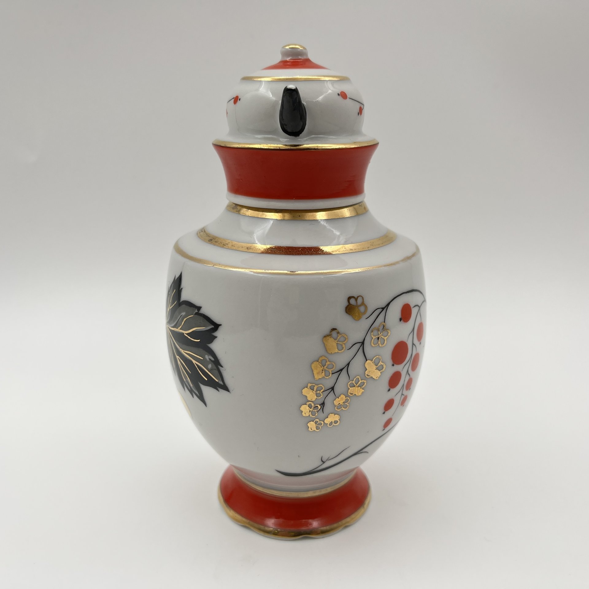 Чайница "Красная смородина", автор формы Э.М. Криммер, автор рисунка Л.В. Щекатихина-Потоцкая, фарфор, роспись, золочение, Ленинградский фарфоровый завод (ЛФЗ), СССР, 1960-1970 гг.