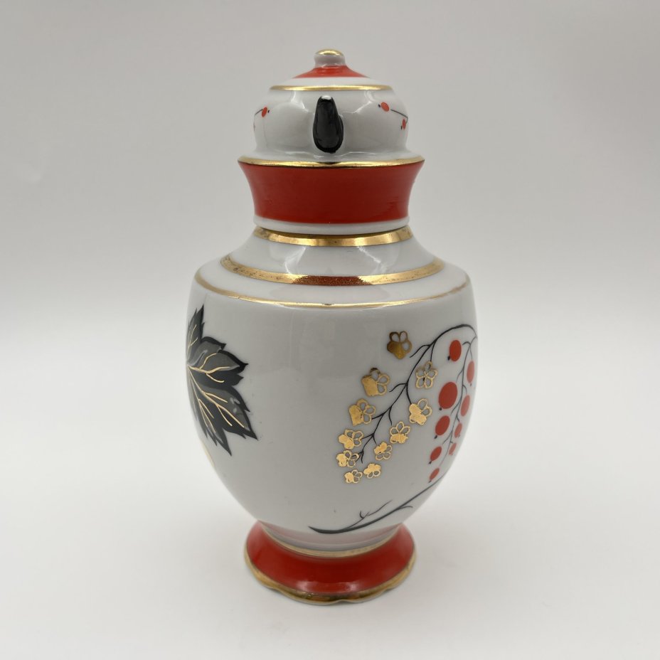 Чайница "Красная смородина", автор формы Э.М. Криммер, автор рисунка Л.В. Щекатихина-Потоцкая, фарфор, роспись, золочение, Ленинградский фарфоровый завод (ЛФЗ), СССР, 1960-1970 гг.