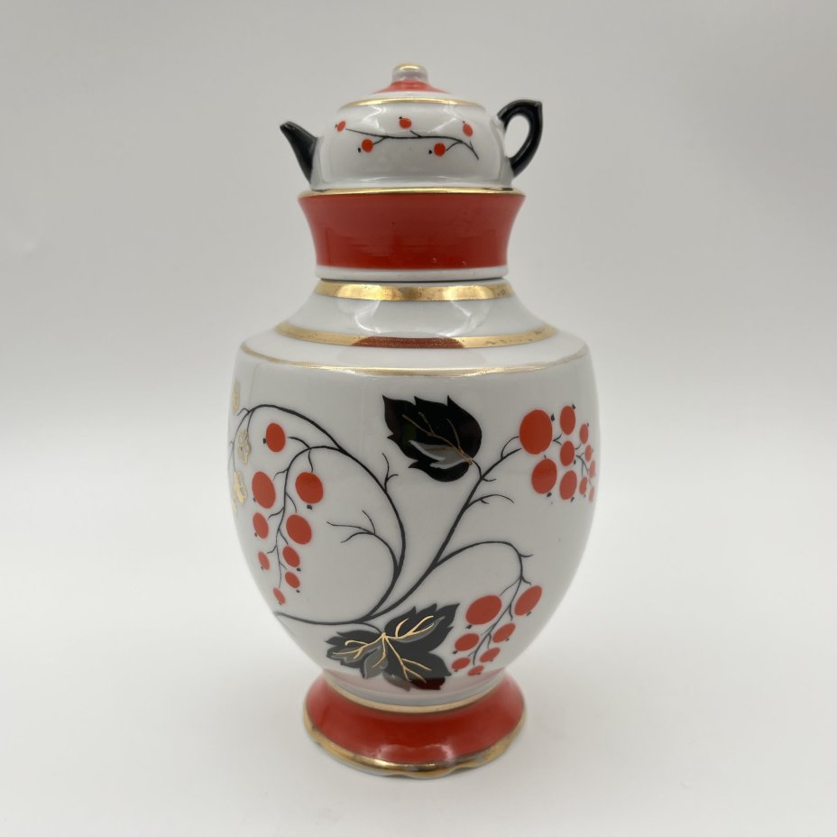 Чайница "Красная смородина", автор формы Э.М. Криммер, автор рисунка Л.В. Щекатихина-Потоцкая, фарфор, роспись, золочение, Ленинградский фарфоровый завод (ЛФЗ), СССР, 1960-1970 гг.