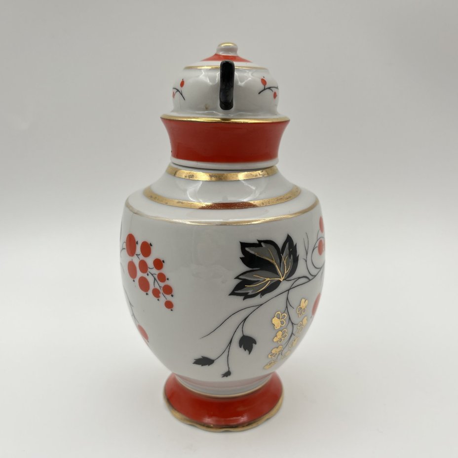 Чайница "Красная смородина", автор формы Э.М. Криммер, автор рисунка Л.В. Щекатихина-Потоцкая, фарфор, роспись, золочение, Ленинградский фарфоровый завод (ЛФЗ), СССР, 1960-1970 гг.