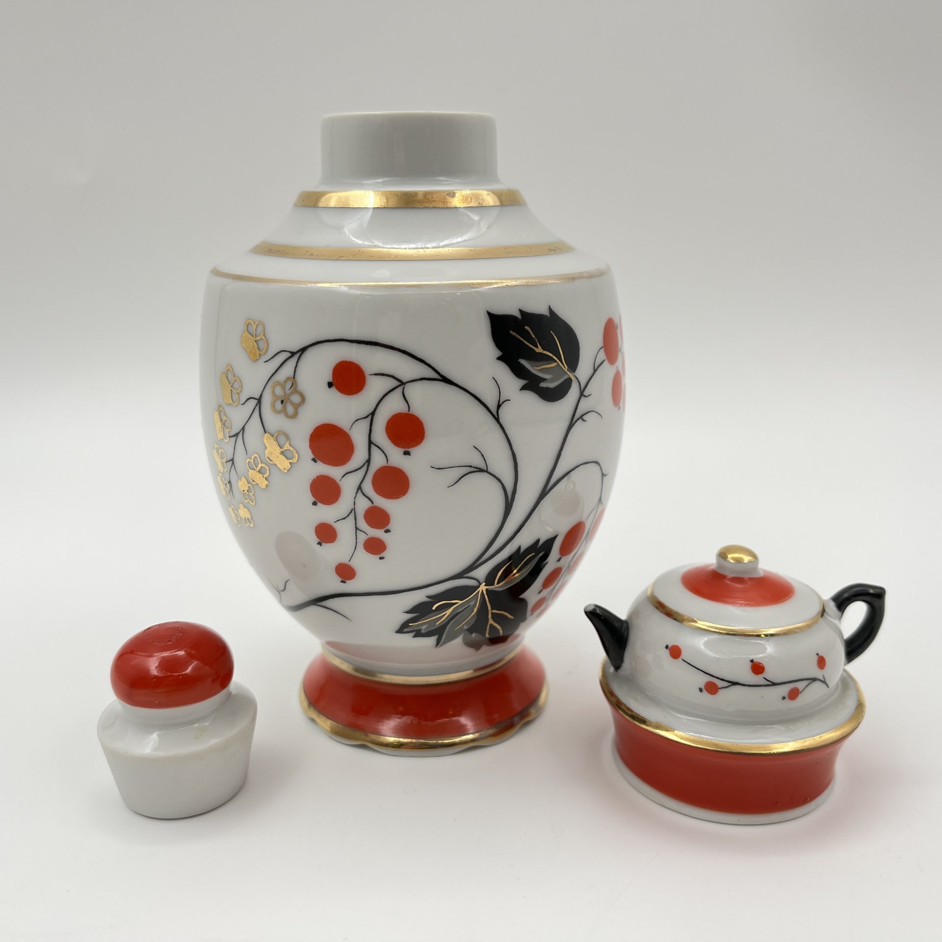 Чайница "Красная смородина", автор формы Э.М. Криммер, автор рисунка Л.В. Щекатихина-Потоцкая, фарфор, роспись, золочение, Ленинградский фарфоровый завод (ЛФЗ), СССР, 1960-1970 гг.