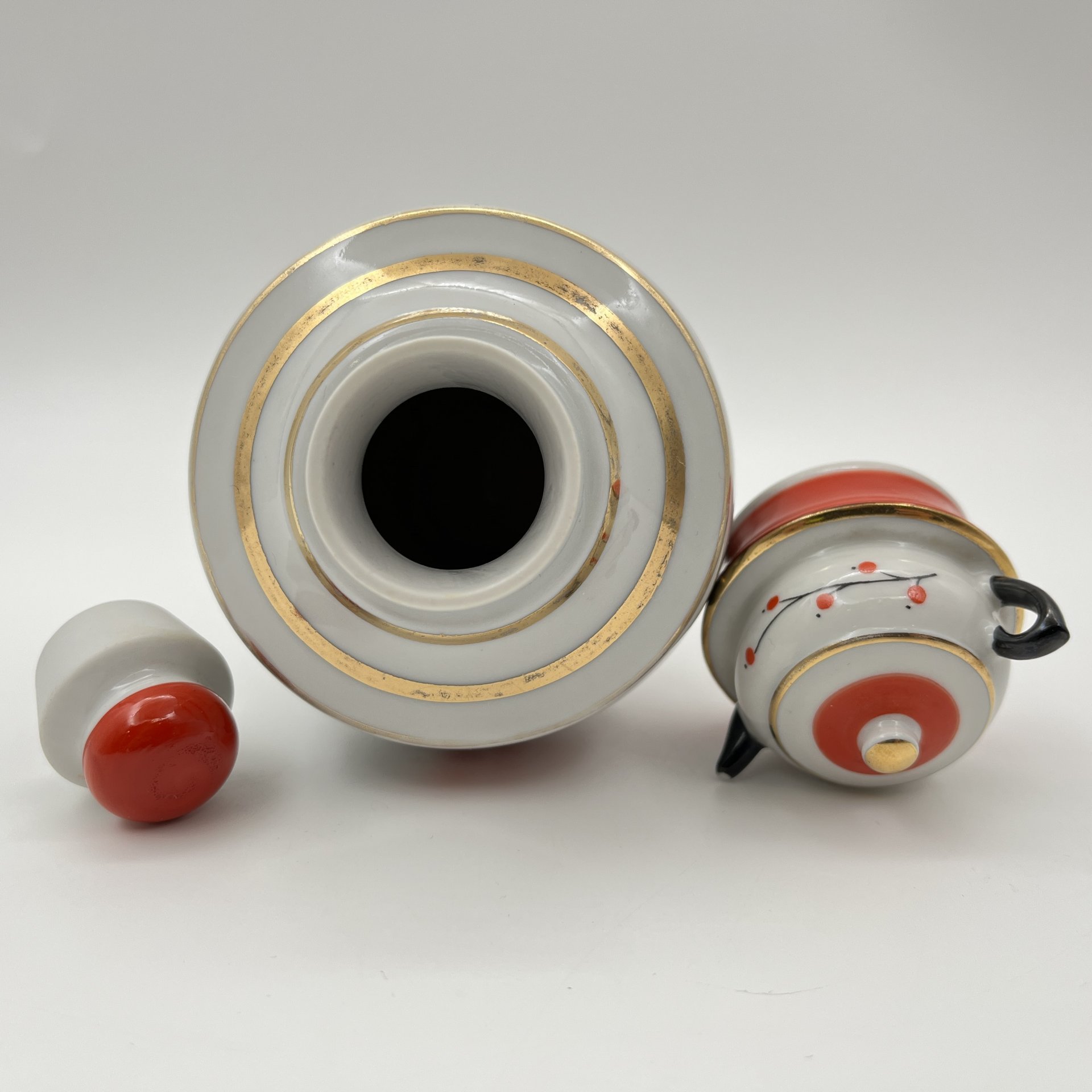 Чайница "Красная смородина", автор формы Э.М. Криммер, автор рисунка Л.В. Щекатихина-Потоцкая, фарфор, роспись, золочение, Ленинградский фарфоровый завод (ЛФЗ), СССР, 1960-1970 гг.
