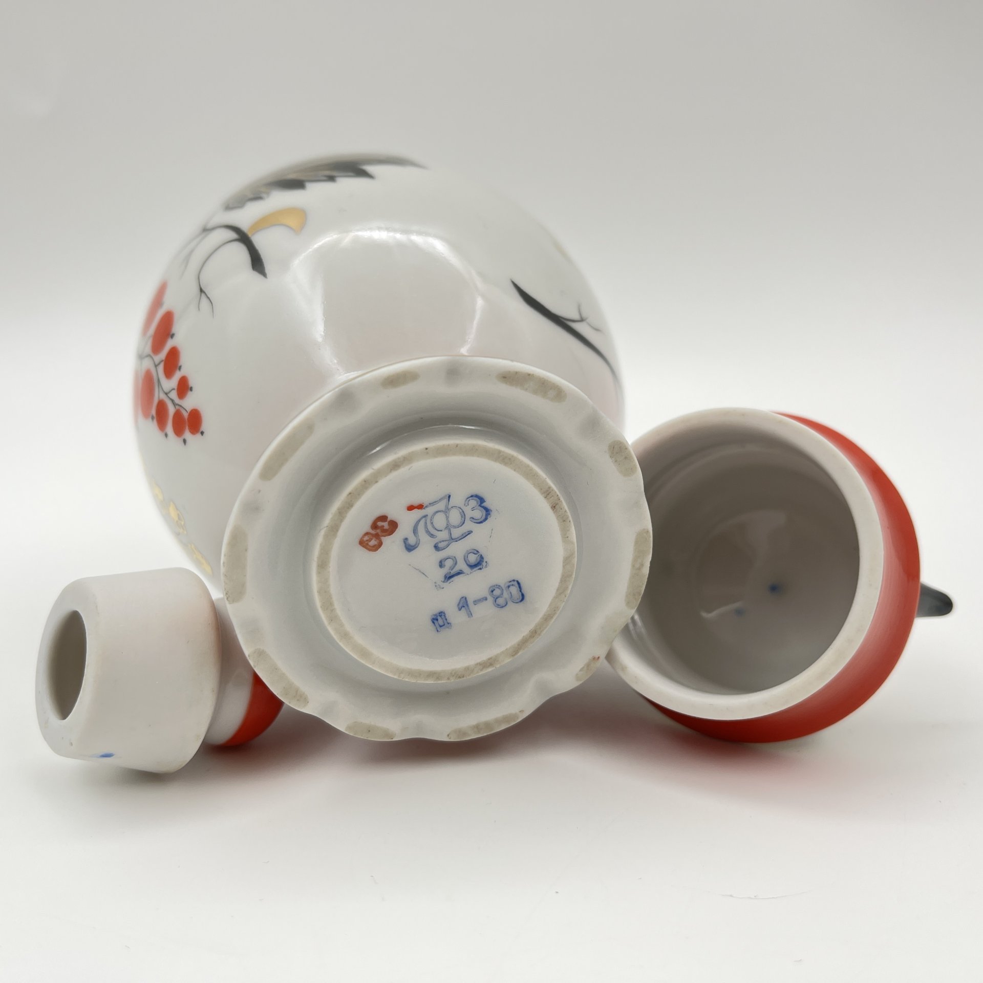 Чайница "Красная смородина", автор формы Э.М. Криммер, автор рисунка Л.В. Щекатихина-Потоцкая, фарфор, роспись, золочение, Ленинградский фарфоровый завод (ЛФЗ), СССР, 1960-1970 гг.