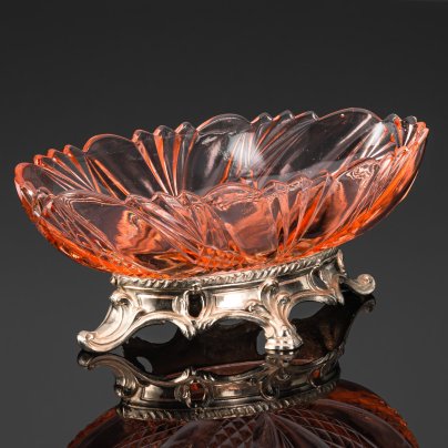 Фруктовница розового оттенка на фигурном основании, Portieux