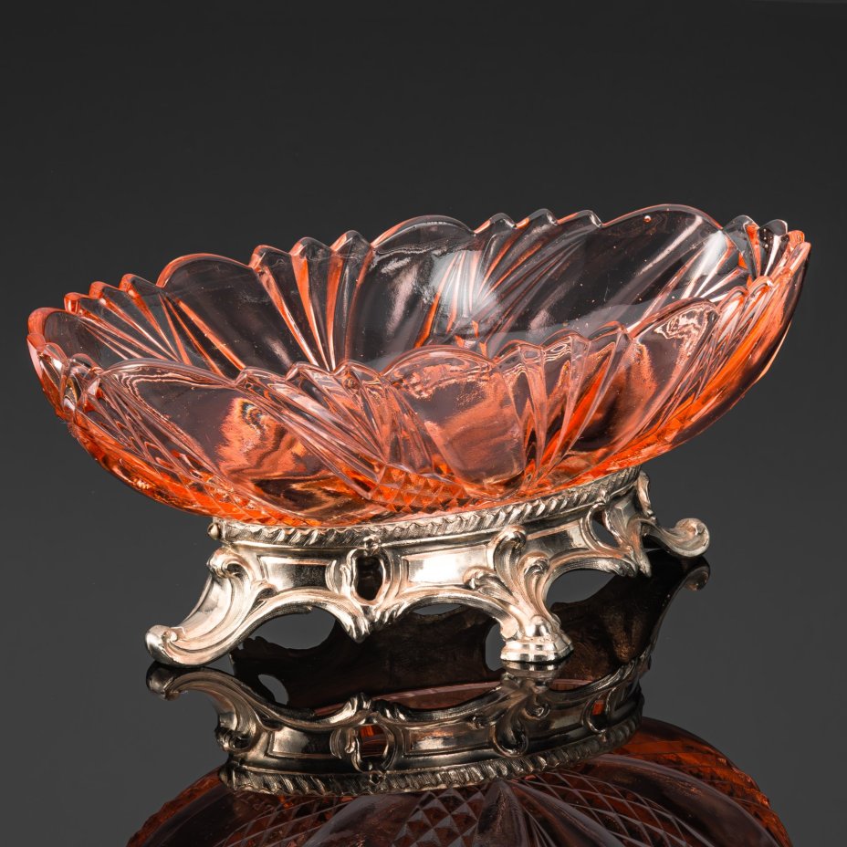 Фруктовница розового оттенка на фигурном основании, Portieux