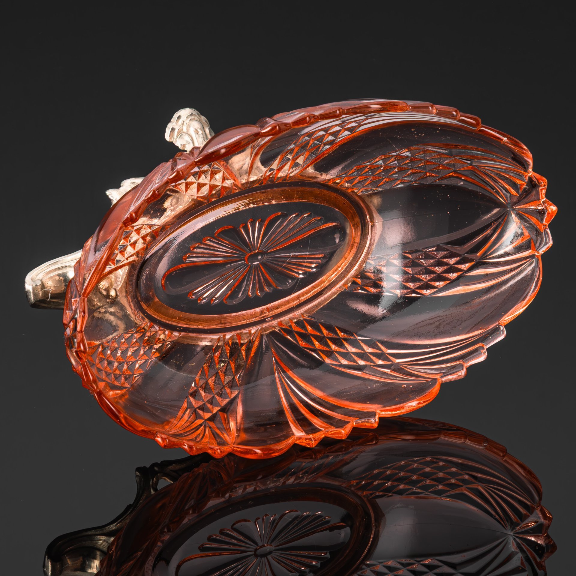 Фруктовница розового оттенка на фигурном основании, Portieux