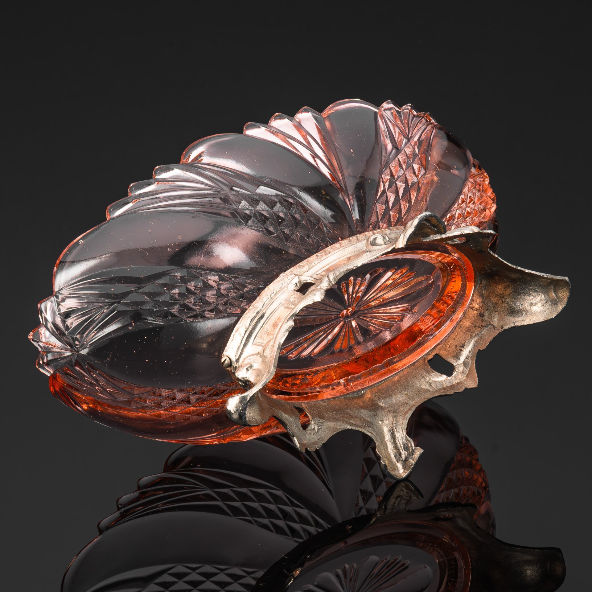 Фруктовница розового оттенка на фигурном основании, Portieux