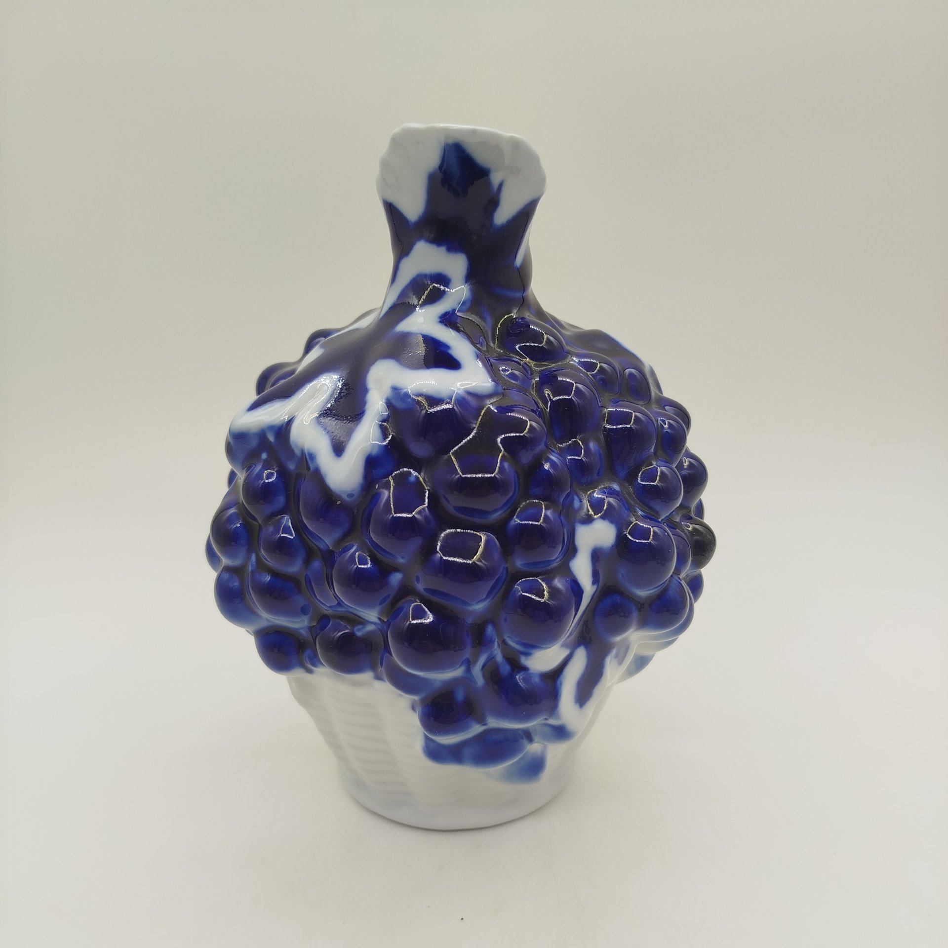 Штоф "Виноград" с фигурным туловом, фарфор, крытье, СССР, 1960-1980 гг.