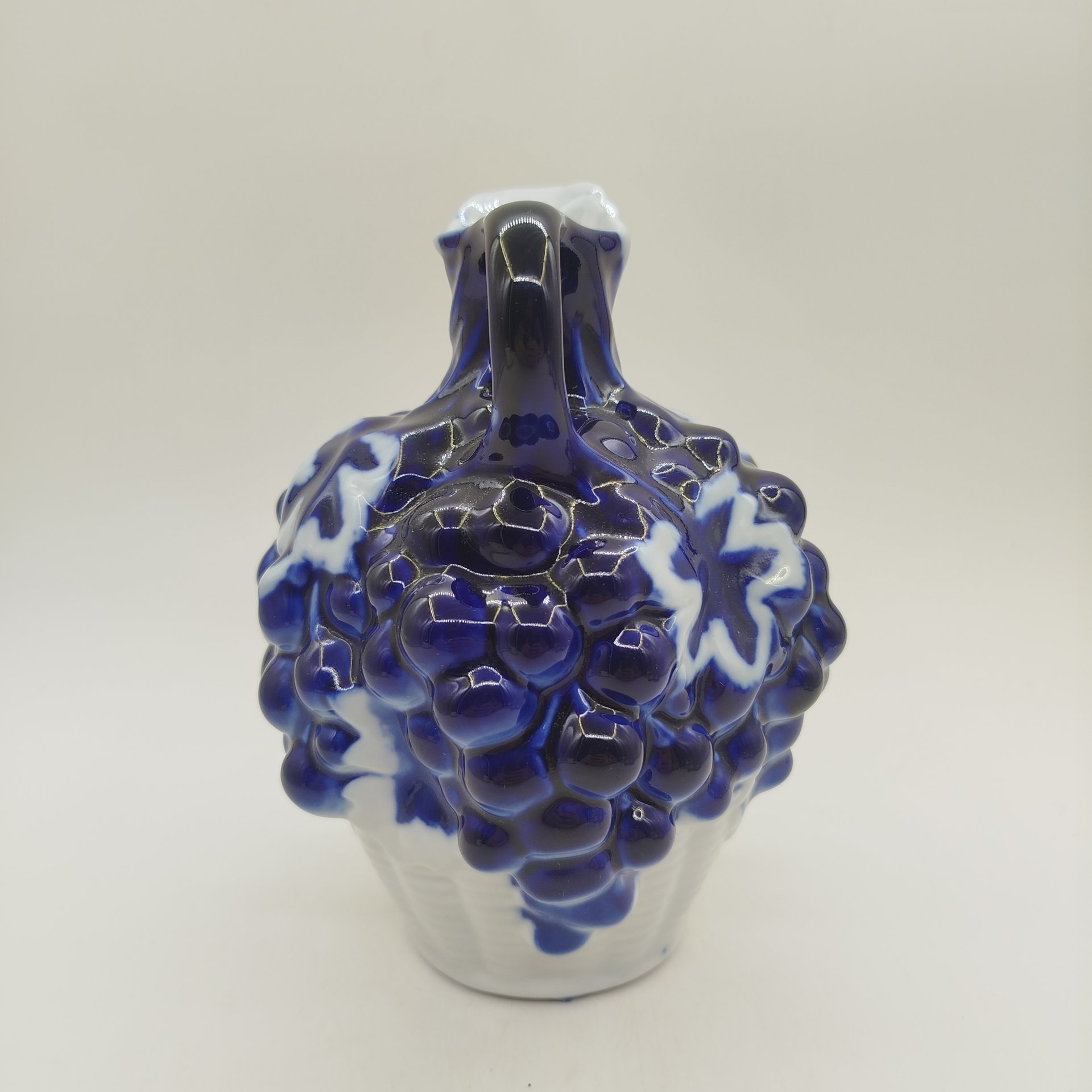 Штоф "Виноград" с фигурным туловом, фарфор, крытье, СССР, 1960-1980 гг.