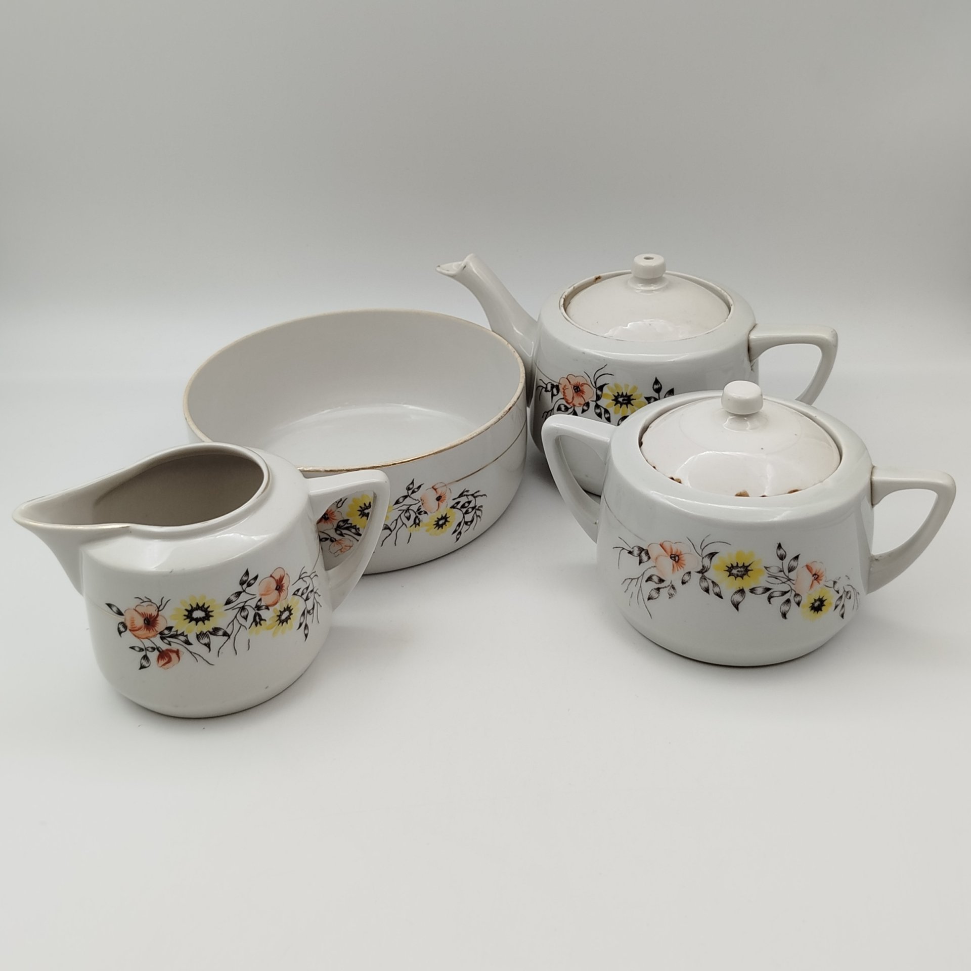 Набор чайный с цветочным декором (чайник, капельник, молочник и сахарница), фарфор, деколь, золочение, Завод «Красный фарфорист» (Чудово, Грузинская фарфорово-фаянсовая фабрика), СССР, 1930-1940 гг.