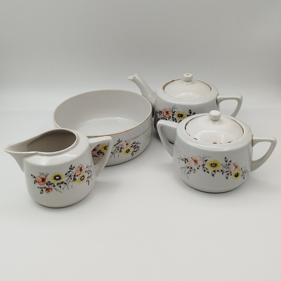 Набор чайный с цветочным декором (чайник, капельник, молочник и сахарница), фарфор, деколь, золочение, Завод «Красный фарфорист» (Чудово, Грузинская фарфорово-фаянсовая фабрика), СССР, 1930-1940 гг.