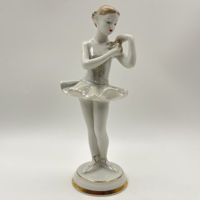 Статуэтка "Балерина с цветком", скульптор О. С. Артамонова, фарфор, роспись, люстр, золочение, Дмитровский фарфоровый завод (ДФЗ Вербилки), СССР, 1954-1965 гг.