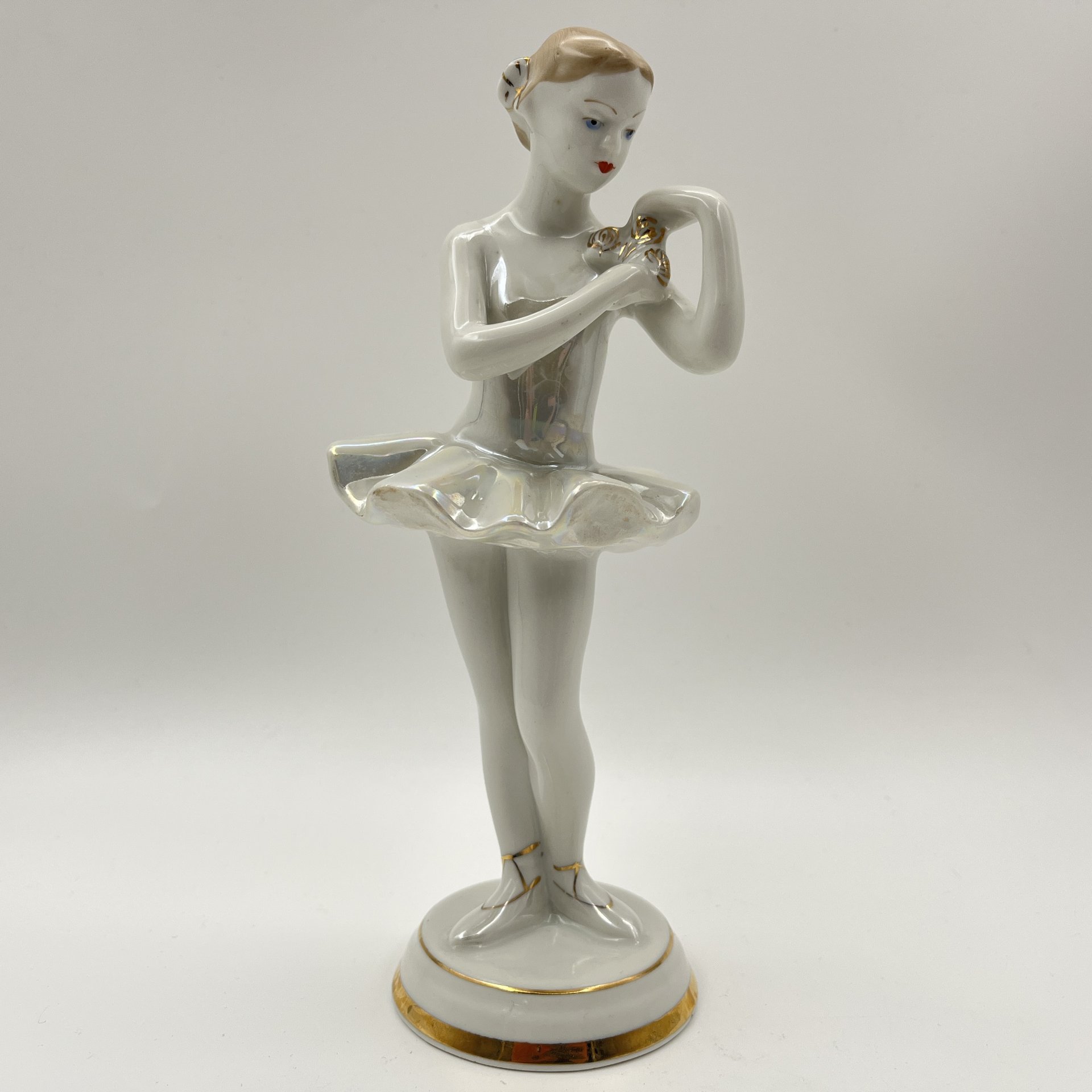 Статуэтка "Балерина с цветком", скульптор О. С. Артамонова, фарфор, роспись, люстр, золочение, Дмитровский фарфоровый завод (ДФЗ Вербилки), СССР, 1954-1965 гг.