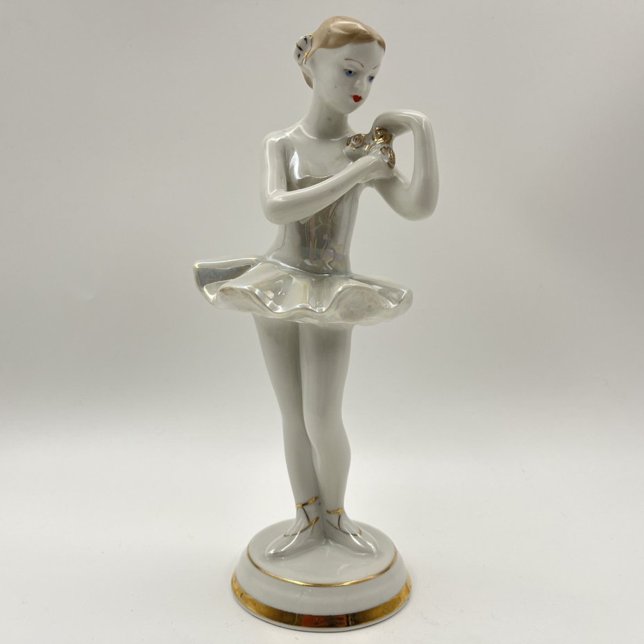Статуэтка "Балерина с цветком", скульптор О. С. Артамонова, фарфор, роспись, люстр, золочение, Дмитровский фарфоровый завод (ДФЗ Вербилки), СССР, 1954-1965 гг.