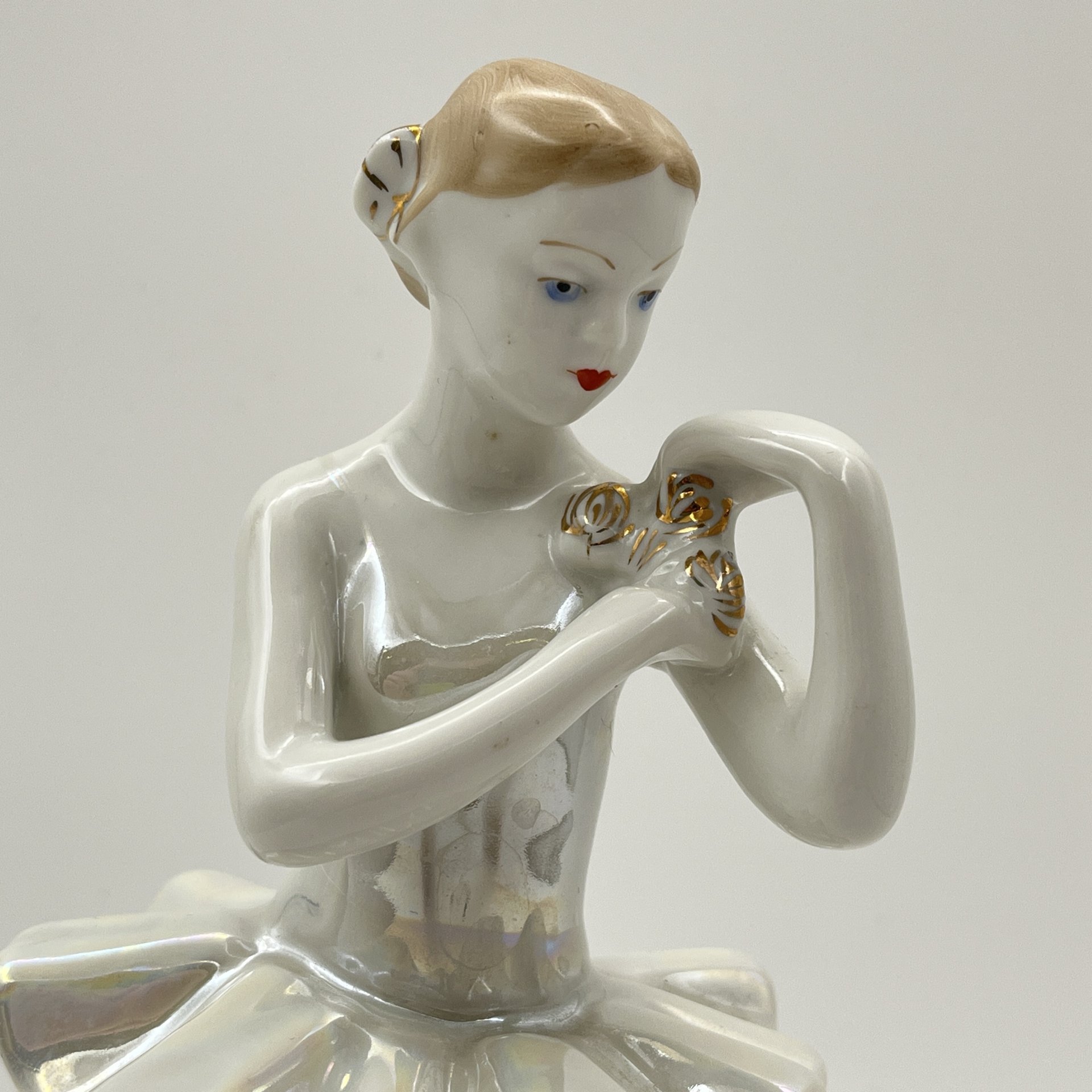 Статуэтка "Балерина с цветком", скульптор О. С. Артамонова, фарфор, роспись, люстр, золочение, Дмитровский фарфоровый завод (ДФЗ Вербилки), СССР, 1954-1965 гг.