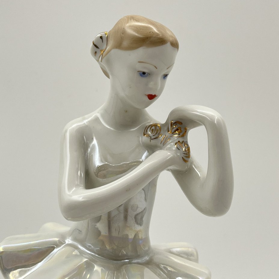 Статуэтка "Балерина с цветком", скульптор О. С. Артамонова, фарфор, роспись, люстр, золочение, Дмитровский фарфоровый завод (ДФЗ Вербилки), СССР, 1954-1965 гг.