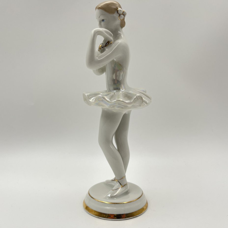 Статуэтка "Балерина с цветком", скульптор О. С. Артамонова, фарфор, роспись, люстр, золочение, Дмитровский фарфоровый завод (ДФЗ Вербилки), СССР, 1954-1965 гг.