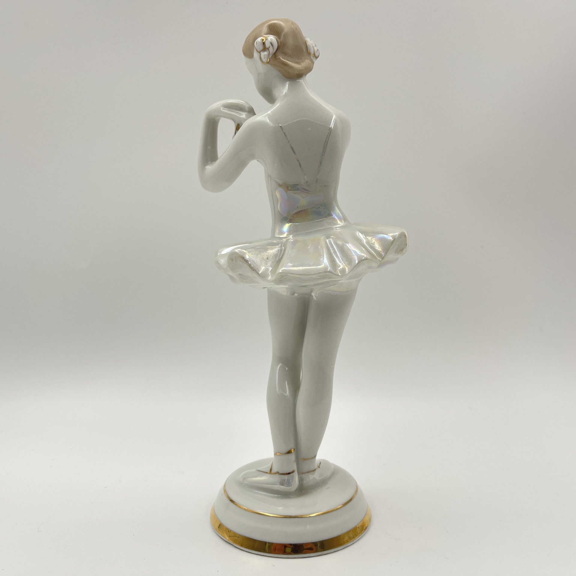 Статуэтка "Балерина с цветком", скульптор О. С. Артамонова, фарфор, роспись, люстр, золочение, Дмитровский фарфоровый завод (ДФЗ Вербилки), СССР, 1954-1965 гг.