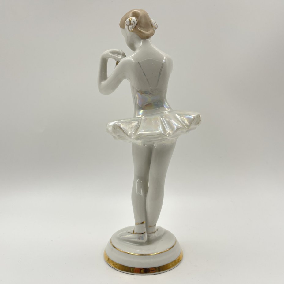 Статуэтка "Балерина с цветком", скульптор О. С. Артамонова, фарфор, роспись, люстр, золочение, Дмитровский фарфоровый завод (ДФЗ Вербилки), СССР, 1954-1965 гг.