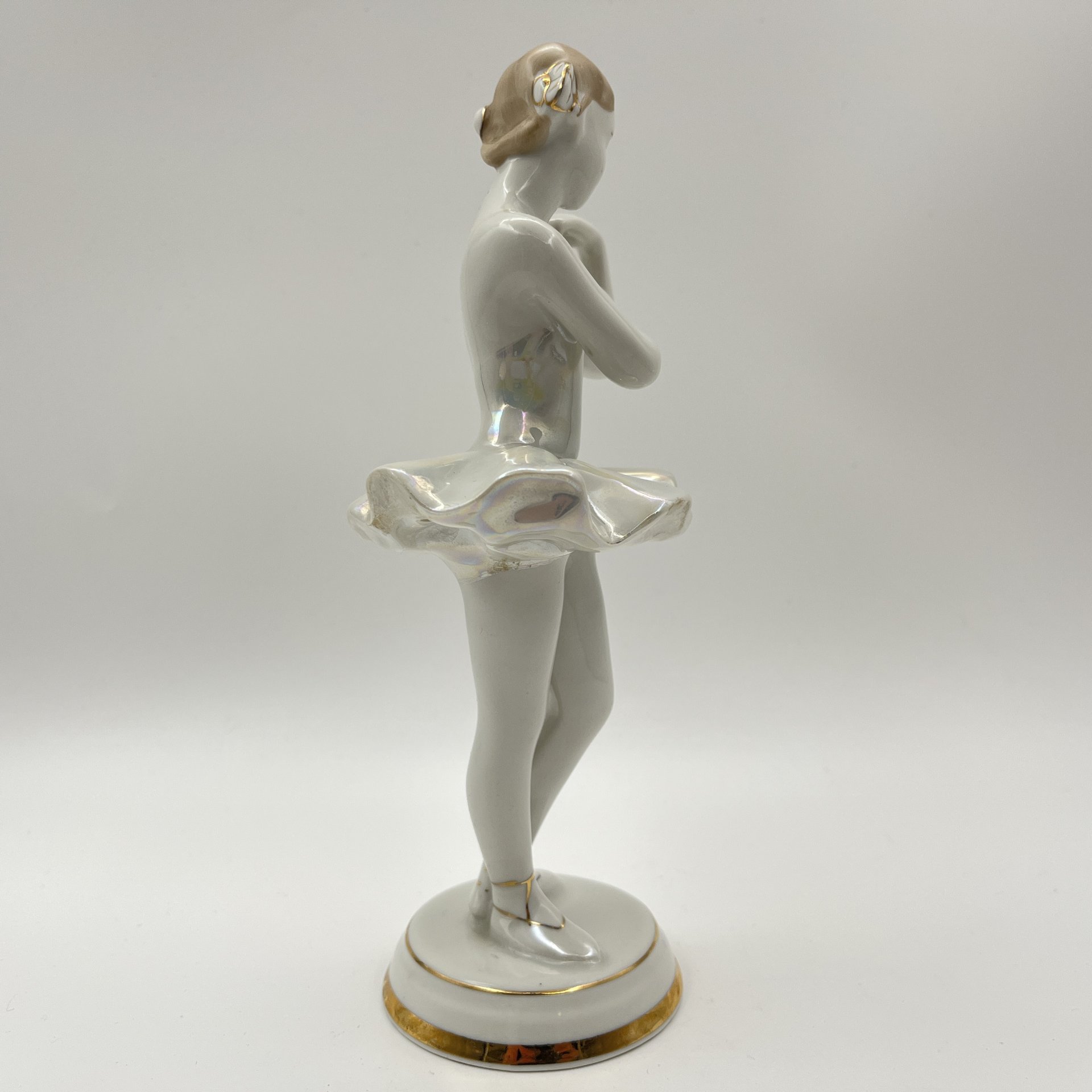 Статуэтка "Балерина с цветком", скульптор О. С. Артамонова, фарфор, роспись, люстр, золочение, Дмитровский фарфоровый завод (ДФЗ Вербилки), СССР, 1954-1965 гг.