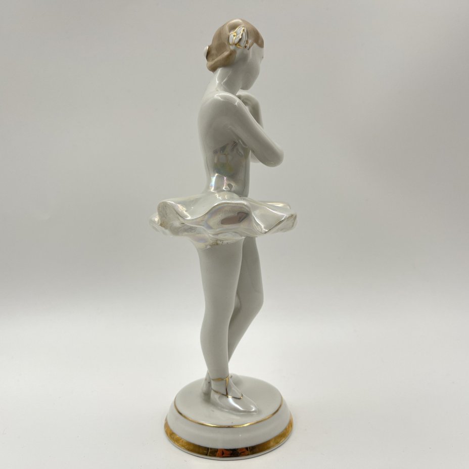 Статуэтка "Балерина с цветком", скульптор О. С. Артамонова, фарфор, роспись, люстр, золочение, Дмитровский фарфоровый завод (ДФЗ Вербилки), СССР, 1954-1965 гг.