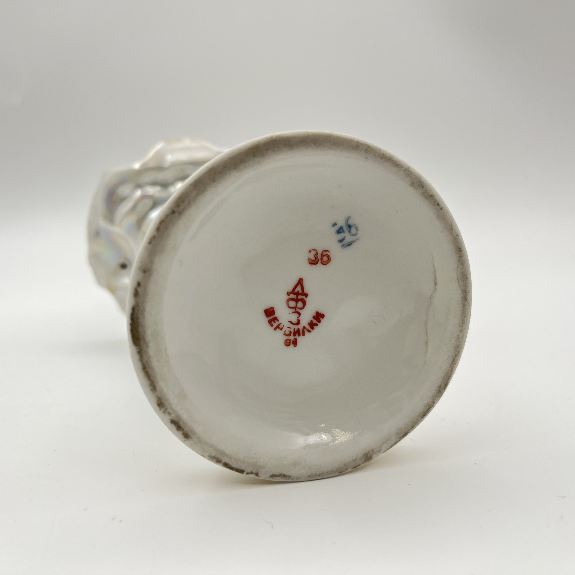 Статуэтка "Балерина с цветком", скульптор О. С. Артамонова, фарфор, роспись, люстр, золочение, Дмитровский фарфоровый завод (ДФЗ Вербилки), СССР, 1954-1965 гг.