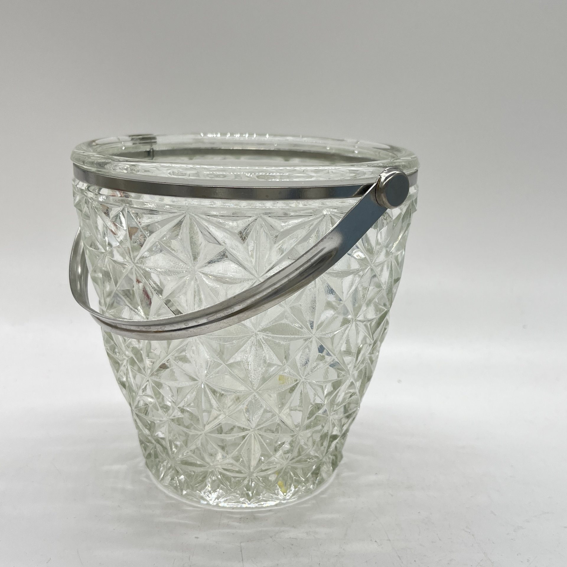 Конфетница в виде ведерка с ручкой