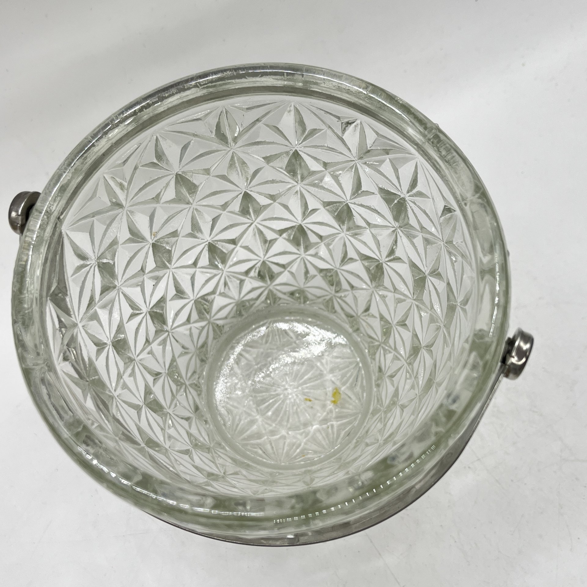 Конфетница в виде ведерка с ручкой