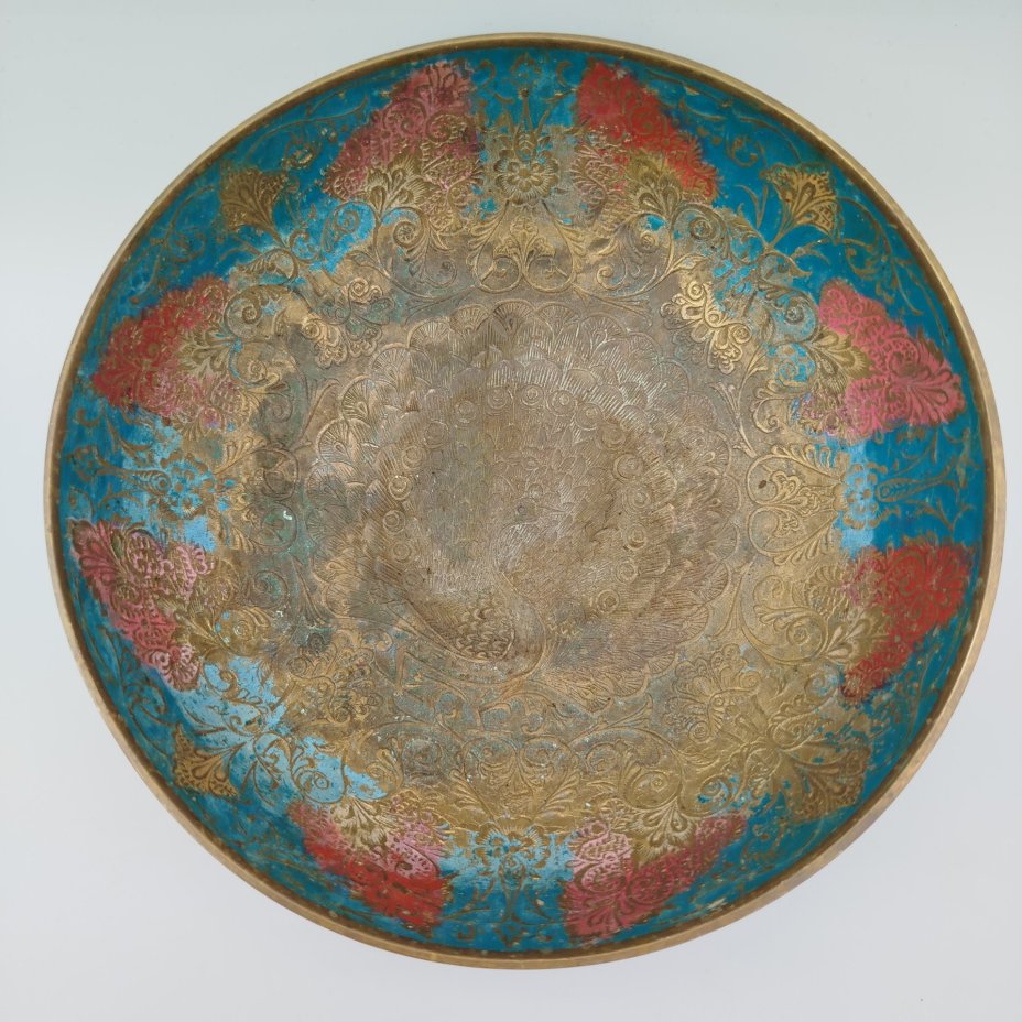 Конфетница в восточном стиле, украшенная изображением павлина, латунь, холодные эмали, Индия, 1970-1990 гг.