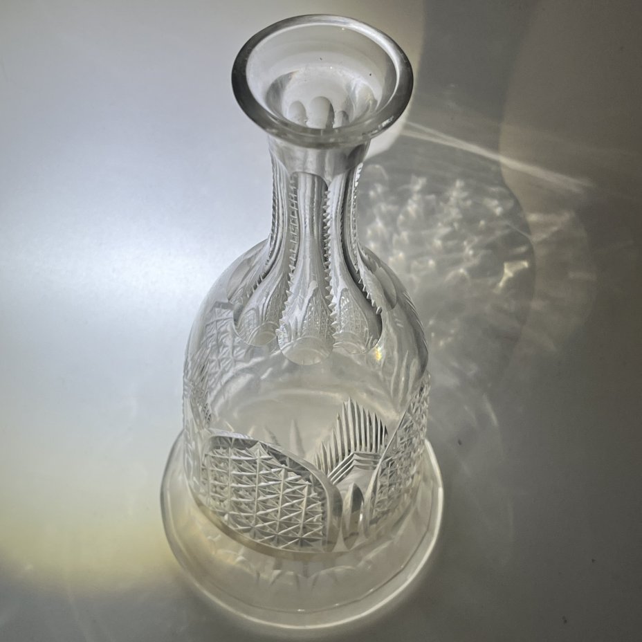 Графин колоковидной формы с резным геометрическим декором