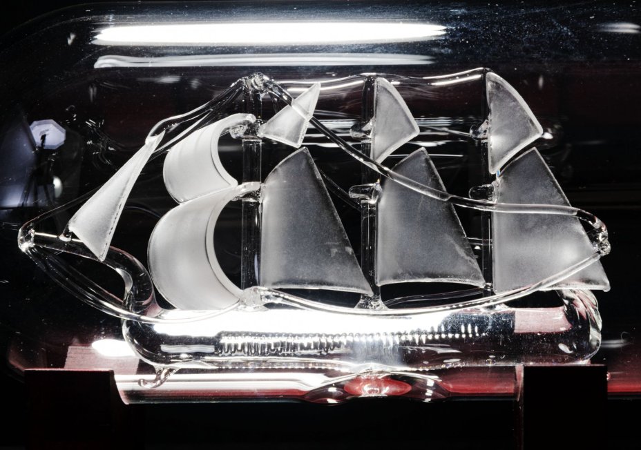 Композиция настольная корабль в бутылке "Polarskipet Fram", стекло, дерево, фирма "Mayflower glass", Англия, 1990-2015 гг., Mayflower Glass