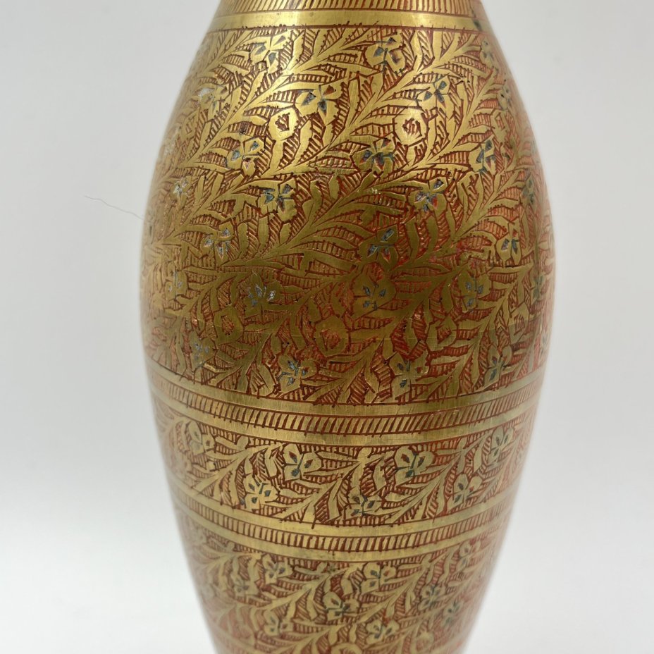 Ваза в восточном стиле с растительным декором