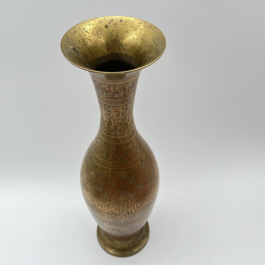 Ваза в восточном стиле с растительным декором