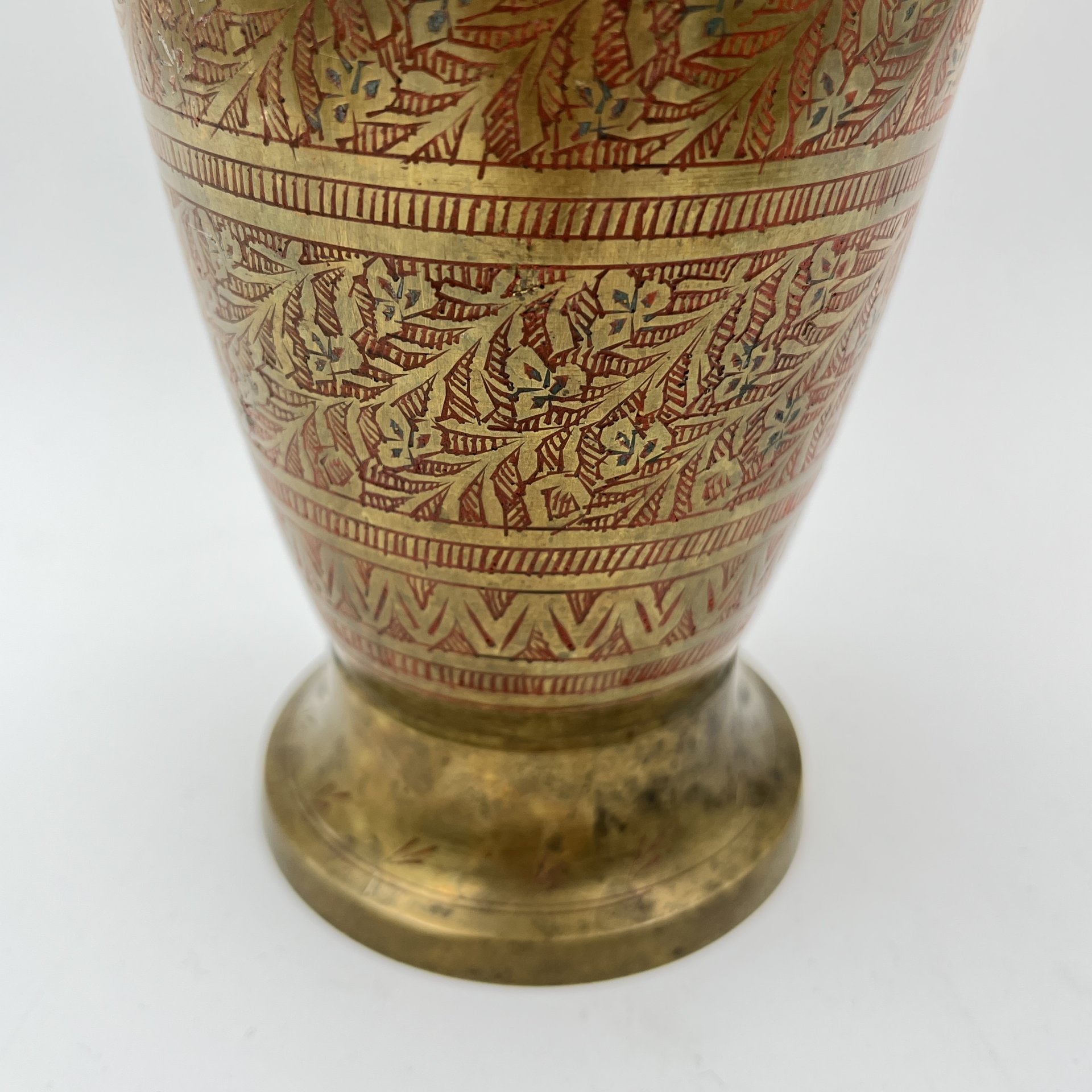 Ваза в восточном стиле с растительным декором, латунь, холодные эмали, гравировка, Индия, 1970-1990 гг.