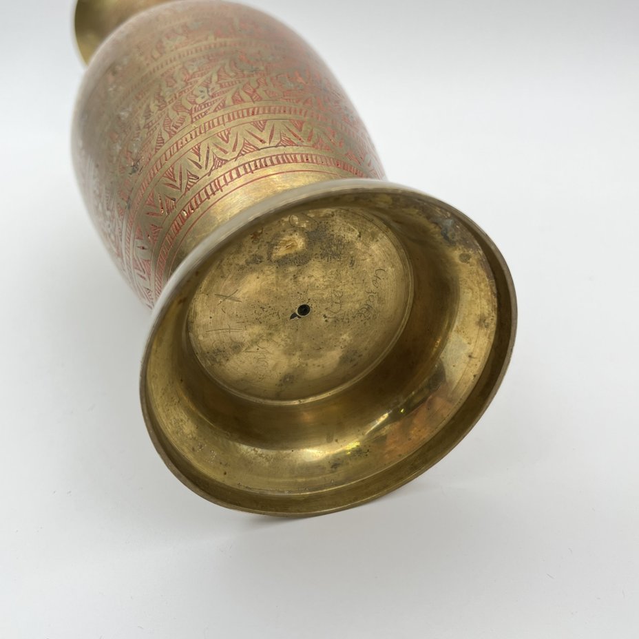 Ваза в восточном стиле с растительным декором